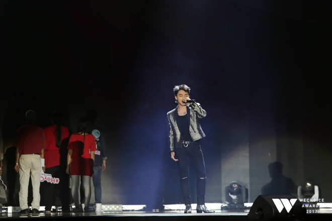 Bé Bôm đánh đàn, Sơn Tùng hát Remember Me - sân khấu xúc động đầu tiên của Gala WeChoice Awards 2017 lấy nước mắt hàng nghìn khán giả